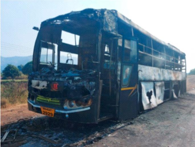 The thrill of a burning bus on the highway | महामार्गावर बर्निंग बसचा थरार