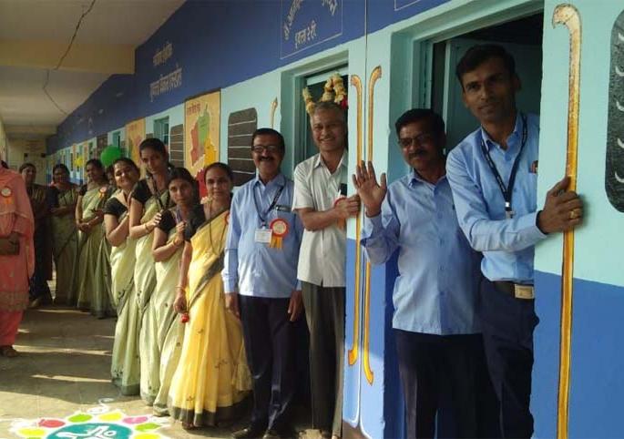 Zip at Prakash The girl got on the train | प्रकाशा येथील जि.प. कन्या शाळेत अवतरली रेल्वे Zip at Prakash The girl got on the train | प्रकाशा येथील जि.प. कन्या शाळेत अवतरली रेल्वे