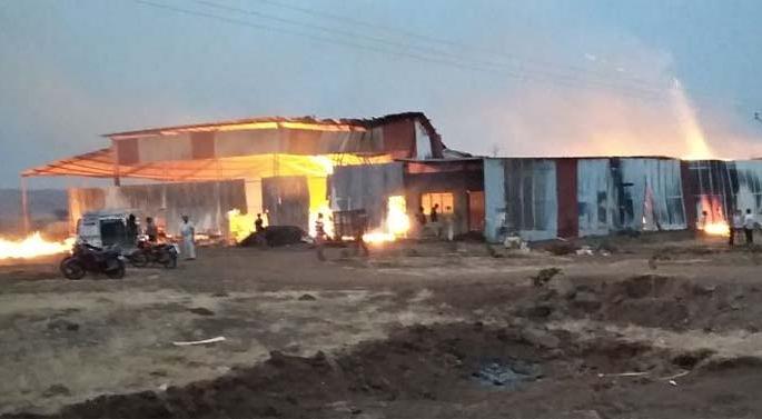 Damage to Factory Factory's Factory | दरवाजे बनविण्याच्या फॅक्टरीच्या आगीत पावणेदोन कोटींचे नुकसान Damage to Factory Factory's Factory | दरवाजे बनविण्याच्या फॅक्टरीच्या आगीत पावणेदोन कोटींचे नुकसान
