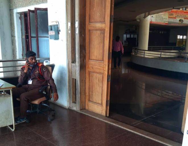 Sanitarians were not seen in government offices teaching hygiene lessons | स्वच्छतेचे धडे देणाऱ्या शासकीय कार्यालयांमध्ये सॅॅनेटायझर दिसेना Sanitarians were not seen in government offices teaching hygiene lessons | स्वच्छतेचे धडे देणाऱ्या शासकीय कार्यालयांमध्ये सॅॅनेटायझर दिसेना