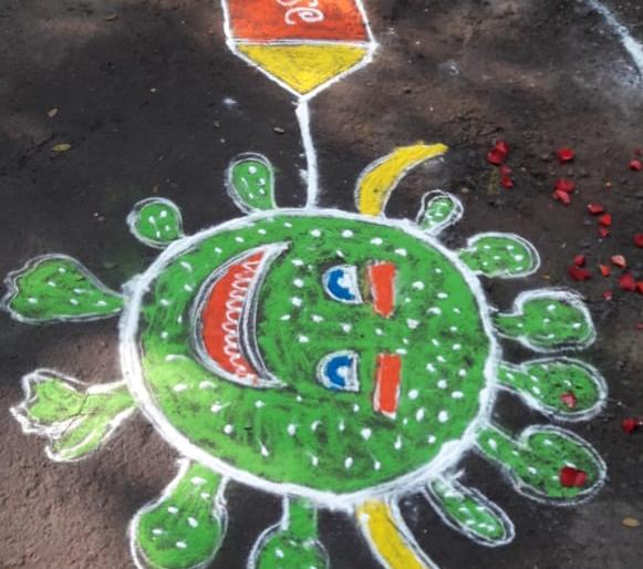 Vaccination campaigns try to boost morale | लसीकरण मोहीम मनोधैर्य वाढवण्याचा प्रयत्न