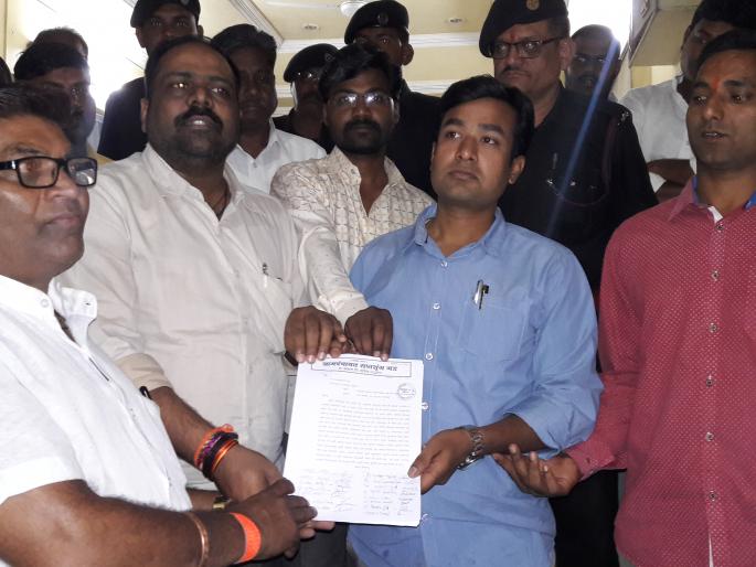 The villagers gather for the celebration of the goat bait on the seventh house | सप्तशुंगगडावरील बोकड बळीच्या उत्सवासाठी एकवटले ग्रामस्थ