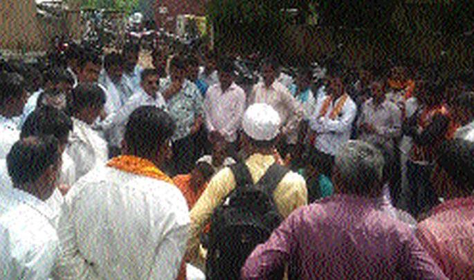 Since Bhil is being held for funeral, Bhil faces social issues | अंत्यसंस्कारासाठी हाल होत असल्याने भिल्ल समाजबांधवांचा ठिय्या Since Bhil is being held for funeral, Bhil faces social issues | अंत्यसंस्कारासाठी हाल होत असल्याने भिल्ल समाजबांधवांचा ठिय्या