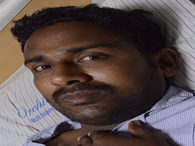 A soldier who handed over a fiancé wedding letter was fired by the car | फौजदार भावाची लग्नपत्रिका वाटप करणाऱ्या सैनिकाला कारने उडविले A soldier who handed over a fiancé wedding letter was fired by the car | फौजदार भावाची लग्नपत्रिका वाटप करणाऱ्या सैनिकाला कारने उडविले