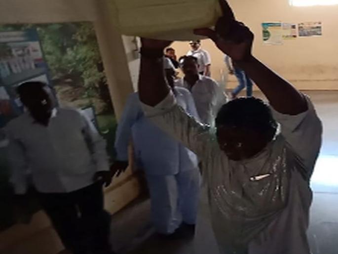 Farmer's DDR attempted suicide next to the office | शेतकऱ्याचा डीडीआर कार्यालयासमोर आत्मदहनाचा प्रयत्न Farmer's DDR attempted suicide next to the office | शेतकऱ्याचा डीडीआर कार्यालयासमोर आत्मदहनाचा प्रयत्न