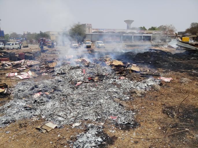 Fire on trash sheets in Market Committee | बाजार समितीतील पत्र्यांच्या गाळ्यांना आग Fire on trash sheets in Market Committee | बाजार समितीतील पत्र्यांच्या गाळ्यांना आग
