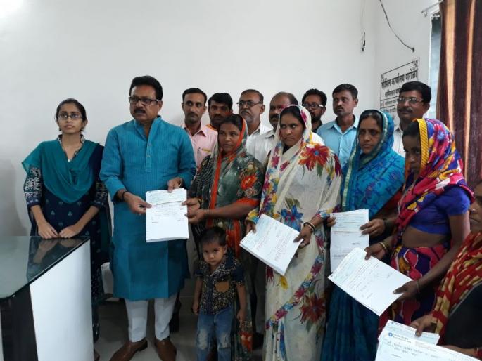 Support for the heirs of suicide victims in Parola | पारोळा येथे आत्महत्याग्रस्त शेतकऱ्यांच्या वारसांना मदत Support for the heirs of suicide victims in Parola | पारोळा येथे आत्महत्याग्रस्त शेतकऱ्यांच्या वारसांना मदत