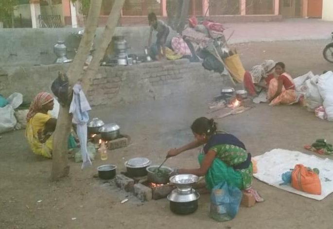  Migrating citizens due to water drought | पाण्याच्या दुष्काळामुळे नागरिकांचे स्थलांतर