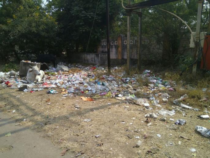 Satara: In the cleanliness campaign, where the number of pods and figures, employees are also voiceless: in the Phaltan, Gutkha, Matka Jyat ... Control Mechanism Comat | सातारा : स्वच्छता अभियानात जिथं-तिथं पुड्या अन् आकड्याच्या चिठ्ठ्या, कर्मचारीही अवाक् : फलटणमध्ये गुटखा, मटका जोमात... नियंत्रण यंत्रणा कोमात Satara: In the cleanliness campaign, where the number of pods and figures, employees are also voiceless: in the Phaltan, Gutkha, Matka Jyat ... Control Mechanism Comat | सातारा : स्वच्छता अभियानात जिथं-तिथं पुड्या अन् आकड्याच्या चिठ्ठ्या, कर्मचारीही अवाक् : फलटणमध्ये गुटखा, मटका जोमात... नियंत्रण यंत्रणा कोमात