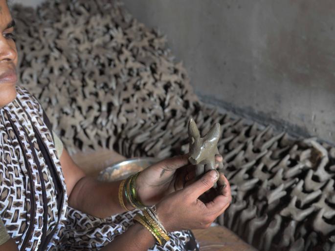 A blow to the clay makers | मातीबैल बनविणाऱ्या कारागिरांना पुराचा फटका A blow to the clay makers | मातीबैल बनविणाऱ्या कारागिरांना पुराचा फटका