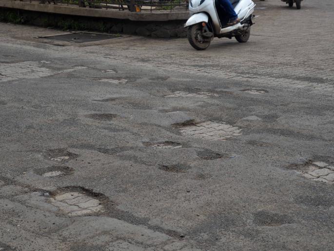 Two days later, the pits were 'like this' | दोन दिवसांनंतरही खड्डे ‘जैसे थे’च