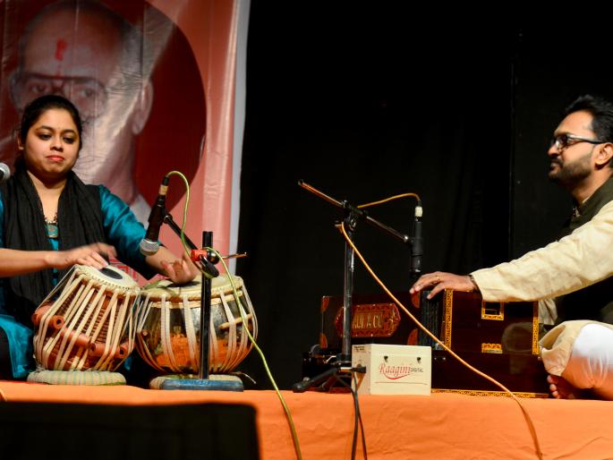 Tabla, Rasik engrossed in the lock of fortnight | तबला, पखवाजाच्या तालात रसिक तल्लीन Tabla, Rasik engrossed in the lock of fortnight | तबला, पखवाजाच्या तालात रसिक तल्लीन