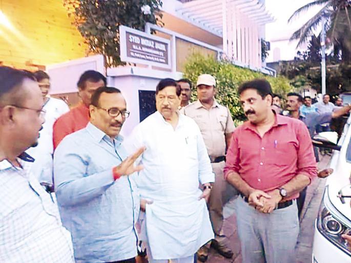 MIM's Aurangabad middle legislator, Jalil's growing friendship with the BJP | एमआयएमचे आमदार जलील यांची भाजपशी वाढती जवळीक MIM's Aurangabad middle legislator, Jalil's growing friendship with the BJP | एमआयएमचे आमदार जलील यांची भाजपशी वाढती जवळीक