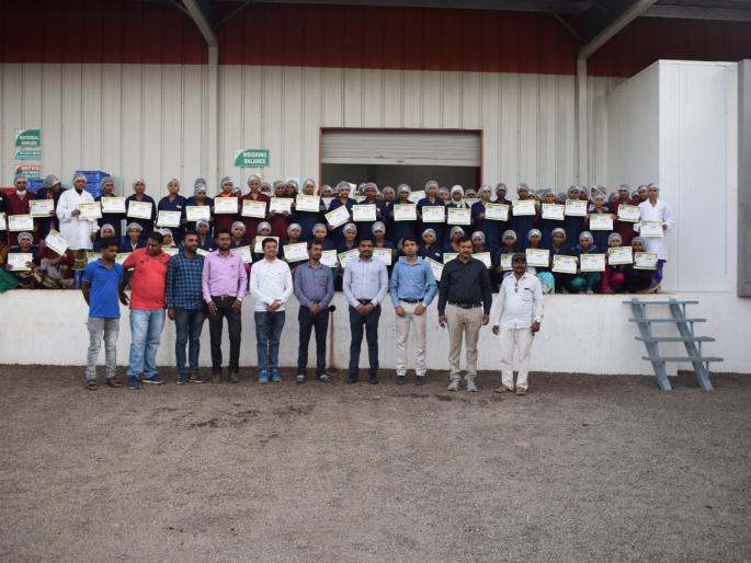 Felicitating the grazing women of honor | द्राक्ष मंजूर महिलांचा सन्मान पत्र देऊन सत्कार Felicitating the grazing women of honor | द्राक्ष मंजूर महिलांचा सन्मान पत्र देऊन सत्कार