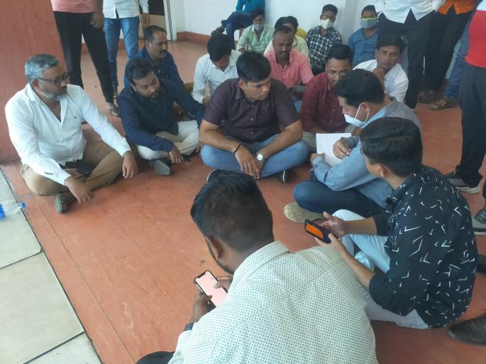 Protest against alleged irregularities at Pimpalgaon Toll Naka | पिंपळगाव टोल नाक्यावरील कथित गैरप्रकाराच्या निषेधार्थ धरणे Protest against alleged irregularities at Pimpalgaon Toll Naka | पिंपळगाव टोल नाक्यावरील कथित गैरप्रकाराच्या निषेधार्थ धरणे