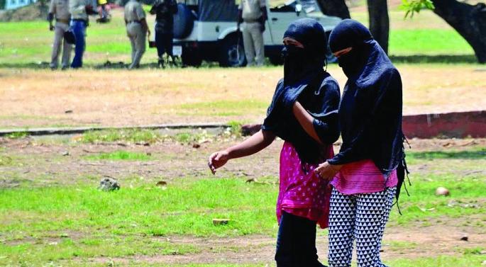 Guild of lover of Rangala garden | रंकाळा उद्यानातील प्रेमी युगुलांची धरपकड