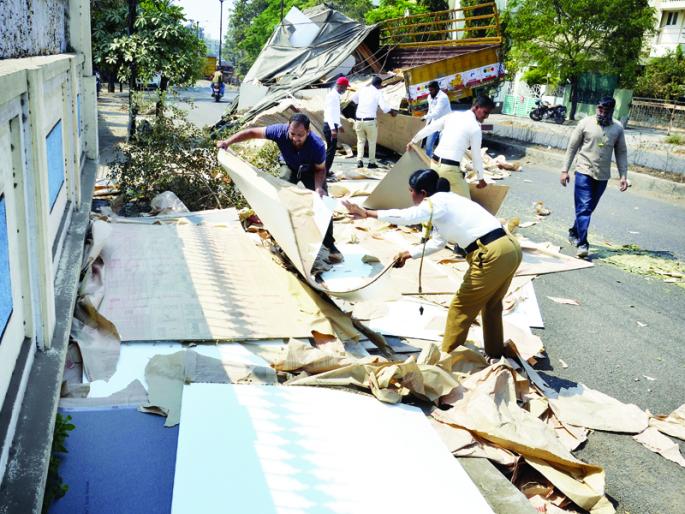 As soon as the truck overturned, the traffic police of Solapur rushed to the spot. | ट्रक पलटताच सोलापूरचे ट्रॅफिक पोलीस धावले तळपत्या उन्हात पाच तास जनतेसाठी ओझं वाहिले As soon as the truck overturned, the traffic police of Solapur rushed to the spot. | ट्रक पलटताच सोलापूरचे ट्रॅफिक पोलीस धावले तळपत्या उन्हात पाच तास जनतेसाठी ओझं वाहिले