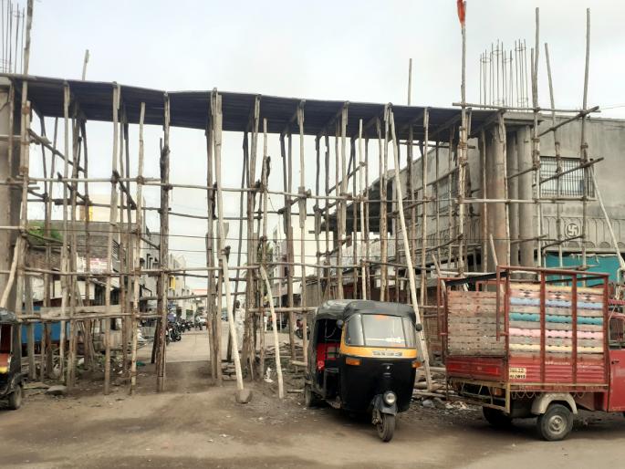 Parbhani: Traffic stopped due to construction of armature | परभणी : कमानीचे बांधकाम रखडल्याने वाहतूक बंद Parbhani: Traffic stopped due to construction of armature | परभणी : कमानीचे बांधकाम रखडल्याने वाहतूक बंद