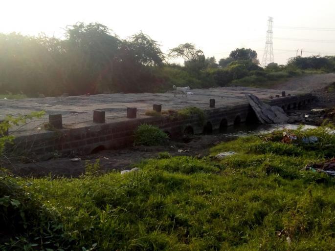 Parbhani: The low altitude bridge is affecting 3 villages | परभणी : कमी उंचीच्या पुलाचा १२ गावांना होतोय त्रास Parbhani: The low altitude bridge is affecting 3 villages | परभणी : कमी उंचीच्या पुलाचा १२ गावांना होतोय त्रास