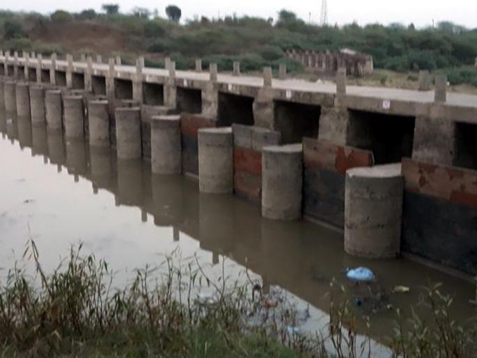 Toliwatolvi: The drama of dancing with books | परभणीतील राहटी बंधारा दुरुस्तीसाठी टोलवाटोलवी : कागदी घोडे नाचवण्याचे नाटक Toliwatolvi: The drama of dancing with books | परभणीतील राहटी बंधारा दुरुस्तीसाठी टोलवाटोलवी : कागदी घोडे नाचवण्याचे नाटक