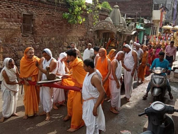 Ananthnath's palanquin in Parola | पारोळ्यात अनंतनाथांची पालखी मिरवणूक Ananthnath's palanquin in Parola | पारोळ्यात अनंतनाथांची पालखी मिरवणूक