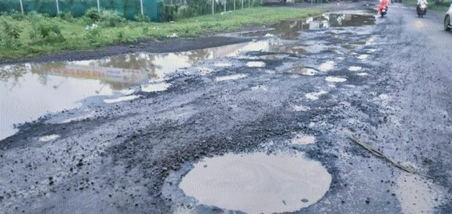 Chopda-Ankleshwar road sieve | चोपडा-अंकलेश्वर रस्त्याची चाळणी Chopda-Ankleshwar road sieve | चोपडा-अंकलेश्वर रस्त्याची चाळणी