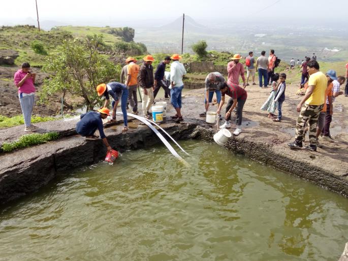 Clean water from 'Ramshes' tanks | ‘रामशेज’च्या टाक्यांतील पाणी केले स्वच्छ Clean water from 'Ramshes' tanks | ‘रामशेज’च्या टाक्यांतील पाणी केले स्वच्छ