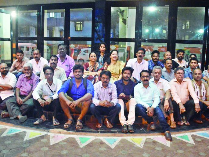 PlayStation Movement Movement in Ratnagiri due to deletion of music state drama center in Kolhapur | संगीत राज्य नाट्य स्पर्धेचे केंद्र कोल्हापुरात हटविल्याने रत्नागिरीत नाट्यप्रेमींचे ठिय्या आंदोलन PlayStation Movement Movement in Ratnagiri due to deletion of music state drama center in Kolhapur | संगीत राज्य नाट्य स्पर्धेचे केंद्र कोल्हापुरात हटविल्याने रत्नागिरीत नाट्यप्रेमींचे ठिय्या आंदोलन
