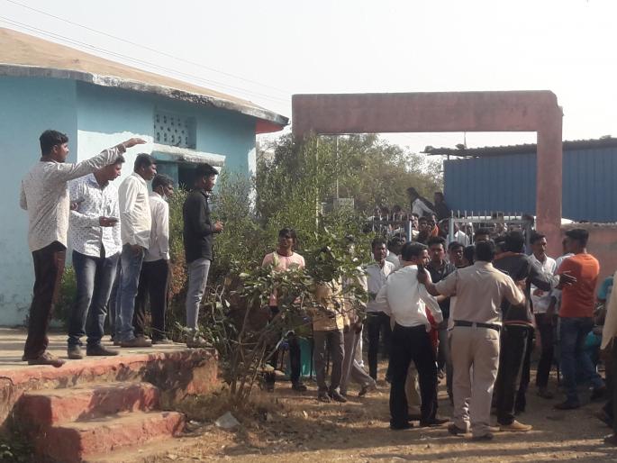 Polling stalled at Londhri polling station for two hours on suspicion of machine malfunction | लोंढ्री येथील मतदान केंद्रावर मशीन बिघाडाच्या संशयाने दोन तास मतदान ठप्प Polling stalled at Londhri polling station for two hours on suspicion of machine malfunction | लोंढ्री येथील मतदान केंद्रावर मशीन बिघाडाच्या संशयाने दोन तास मतदान ठप्प