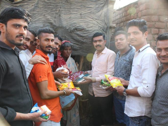 Jawans gave their support to the poor | कजगाव येथे जवानांनी दिला गरिबांना आधार Jawans gave their support to the poor | कजगाव येथे जवानांनी दिला गरिबांना आधार