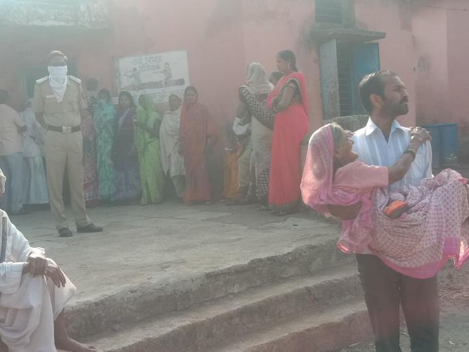 Voting crossed the threshold of the house after two years - the grief of the elderly | मतदानामुळे दोन वर्षांनी घराचा उंबरा ओलांडला -वृद्धांची खंत Voting crossed the threshold of the house after two years - the grief of the elderly | मतदानामुळे दोन वर्षांनी घराचा उंबरा ओलांडला -वृद्धांची खंत