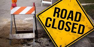 The main road was closed by throwing construction materials | बांधकाम साहित्य टाकून मुख्य रस्ता केला बंद