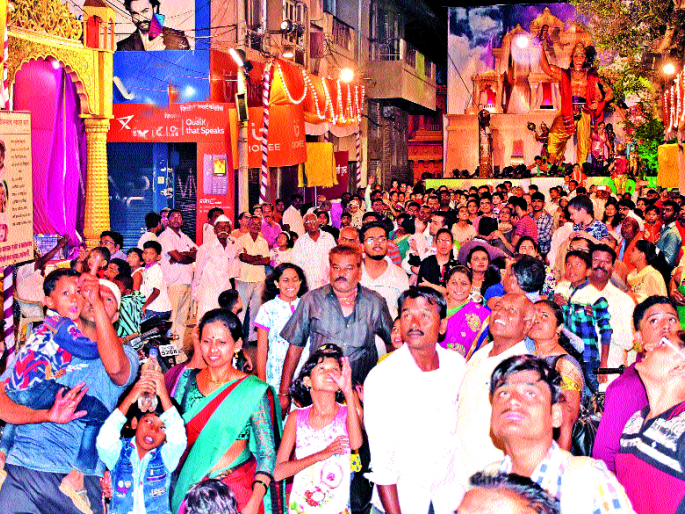 Road to Sangli rises crowds to see the scenes ... | देखावे पाहण्यासाठी सांगलीतील रस्ते गर्दीने फुलले... Road to Sangli rises crowds to see the scenes ... | देखावे पाहण्यासाठी सांगलीतील रस्ते गर्दीने फुलले...
