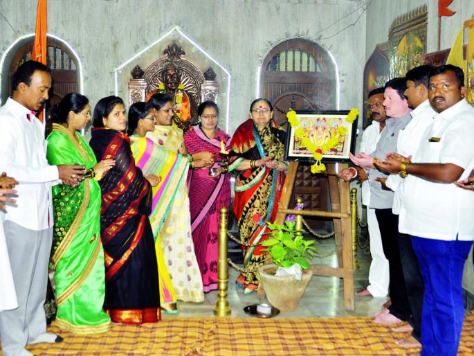 Ganaraya, give commission to the Commissioner for work, Mahala in Sangli municipality, | गणराया, आयुक्तांना कामांबाबत सुबुद्धी दे, सांगली महापालिकेत महाआरती, राष्ट्रवादीचे आंदोलन सुरूच Ganaraya, give commission to the Commissioner for work, Mahala in Sangli municipality, | गणराया, आयुक्तांना कामांबाबत सुबुद्धी दे, सांगली महापालिकेत महाआरती, राष्ट्रवादीचे आंदोलन सुरूच