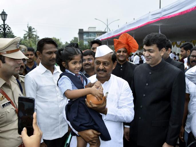 Sarah, a year and a half old, eats money for flood victims | साडेचार वर्षांच्या साराकडून खाऊचे पैसे पूरग्रस्तांसाठी Sarah, a year and a half old, eats money for flood victims | साडेचार वर्षांच्या साराकडून खाऊचे पैसे पूरग्रस्तांसाठी