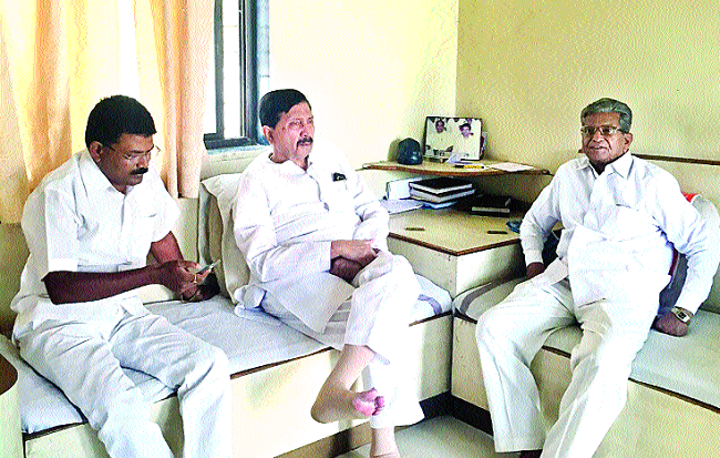 Khandal Lok Sabha MP! : Ramaraje, Bakajirao Patil's house talk | खंडाळ्यात लोकसभेची साखरपेरणी ! : रामराजे, बकाजीराव पाटील यांची कमराबंद चर्चा  Khandal Lok Sabha MP! : Ramaraje, Bakajirao Patil's house talk | खंडाळ्यात लोकसभेची साखरपेरणी ! : रामराजे, बकाजीराव पाटील यांची कमराबंद चर्चा