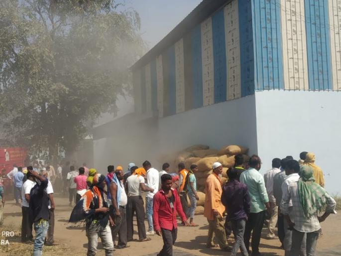 Peanut oil mill in Satana catches fire | सटाण्यात शेंगदाणा ऑइल मिलला भीषण आग Peanut oil mill in Satana catches fire | सटाण्यात शेंगदाणा ऑइल मिलला भीषण आग