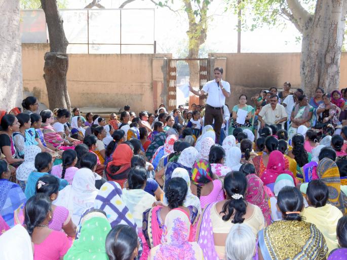 Anganwadi sevikas panchayat committee staged | अंगणवाडी सेविकांचा पंचायत समितीसमोर ठिय्या