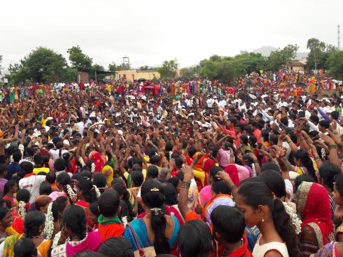 Satara: Rainfall of Shivs in thousands of women in a dry stream | सातारा : हजारो महिलांचा कोरड्या ओढ्यात शिव्यांचा पाऊस Satara: Rainfall of Shivs in thousands of women in a dry stream | सातारा : हजारो महिलांचा कोरड्या ओढ्यात शिव्यांचा पाऊस