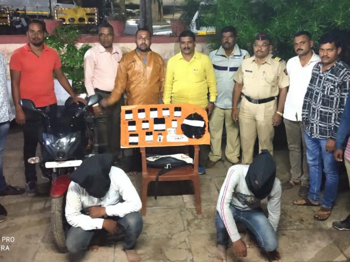 Two robbers arrested for threatening a sword | तलवारीचा धाक दाखवून लुटमार करणाऱ्या दोघांना अटक Two robbers arrested for threatening a sword | तलवारीचा धाक दाखवून लुटमार करणाऱ्या दोघांना अटक