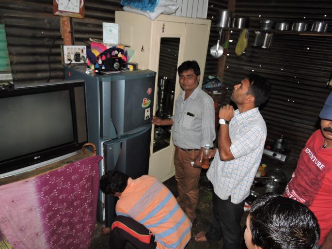 Dengue larvae found in 33 houses in Satara: 145 Home inspections; Spray the drug around at night | साताऱ्यातील ३३ घरांत डेंग्यूच्या अळ्या : १४५ घरांची तपासणी; रात्री औषध फवारणी Dengue larvae found in 33 houses in Satara: 145 Home inspections; Spray the drug around at night | साताऱ्यातील ३३ घरांत डेंग्यूच्या अळ्या : १४५ घरांची तपासणी; रात्री औषध फवारणी