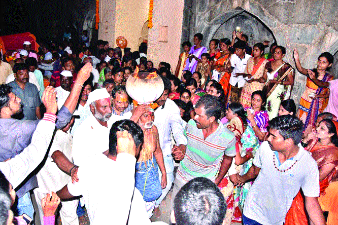 Alarms by the devotees in 'Angkor Morya' | ‘दोरया म्हणा मोरयाऽऽ’चा अंगापुरात भक्तांकडून गजर