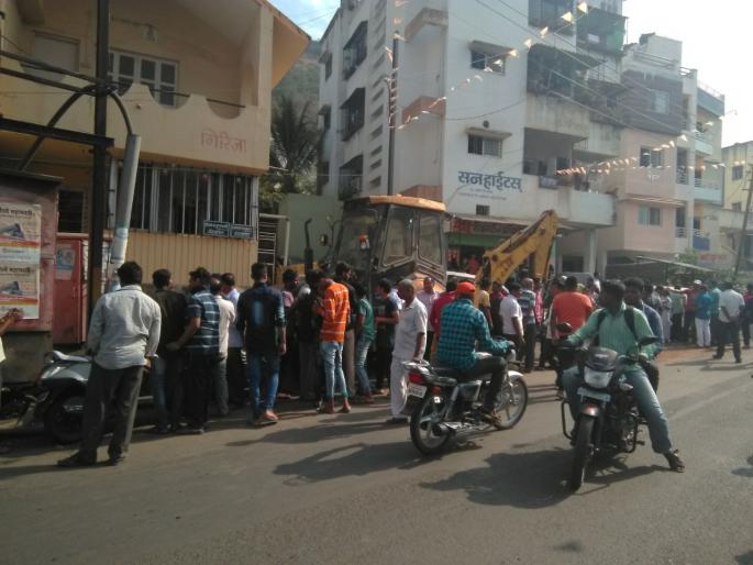 JCB hit six vehicles in Satara and injured nine | साताऱ्यात जेसीबीची सहा वाहनांना धडक, नऊ जखमी JCB hit six vehicles in Satara and injured nine | साताऱ्यात जेसीबीची सहा वाहनांना धडक, नऊ जखमी