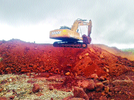 Due to the rain, the thickness of the machinery was stopped | पावसामुळे कासला मशिनरींची धडधड थांबली Due to the rain, the thickness of the machinery was stopped | पावसामुळे कासला मशिनरींची धडधड थांबली