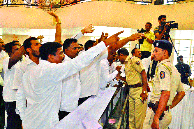 The police became headmaster in the teachers' meeting | शिक्षकांच्या सभेत पोलीस बनले हेडमास्तर