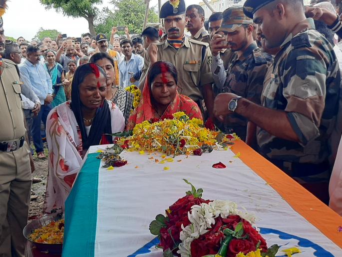Jawan Ranganath Pawar was cremated with state honors | जवान रंगनाथ पवार यांच्यावर शासकीय इतमामात अंत्यसंस्कार Jawan Ranganath Pawar was cremated with state honors | जवान रंगनाथ पवार यांच्यावर शासकीय इतमामात अंत्यसंस्कार
