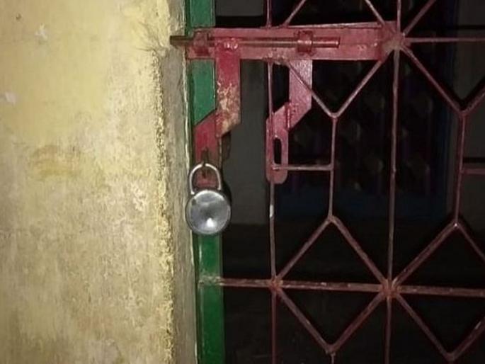 bad condition of zp schools building amid covid situation | कोरोनाकाळात बंद असलेल्या जिल्हा परिषद शाळांत साप, विंचवांचा धोका; झाडे झुडूपेही वाढली