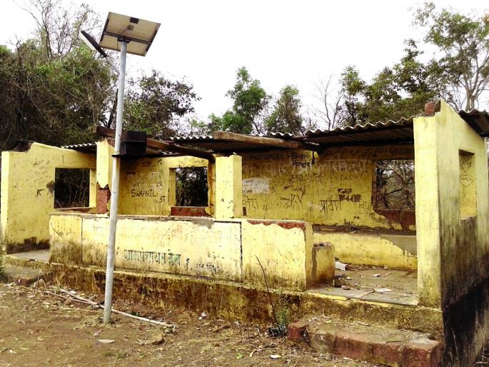 Sindhudurg: Damage to the roof of the building due to windy rain, cracking and demanding | सिंधुदुर्ग : वादळी पावसामुळे इमारतीच्या छपराचे नुकसान, आखवणे, मांगवलीला तडाखा Sindhudurg: Damage to the roof of the building due to windy rain, cracking and demanding | सिंधुदुर्ग : वादळी पावसामुळे इमारतीच्या छपराचे नुकसान, आखवणे, मांगवलीला तडाखा