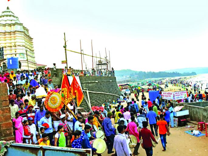 The pilgrimage of the Kukeshwar Yatra, a single crowd of devotees | सिंधुदुर्ग : कुणकेश्वर यात्रेची तीर्थस्नानाने सांगता, भाविकांची एकच गर्दी The pilgrimage of the Kukeshwar Yatra, a single crowd of devotees | सिंधुदुर्ग : कुणकेश्वर यात्रेची तीर्थस्नानाने सांगता, भाविकांची एकच गर्दी
