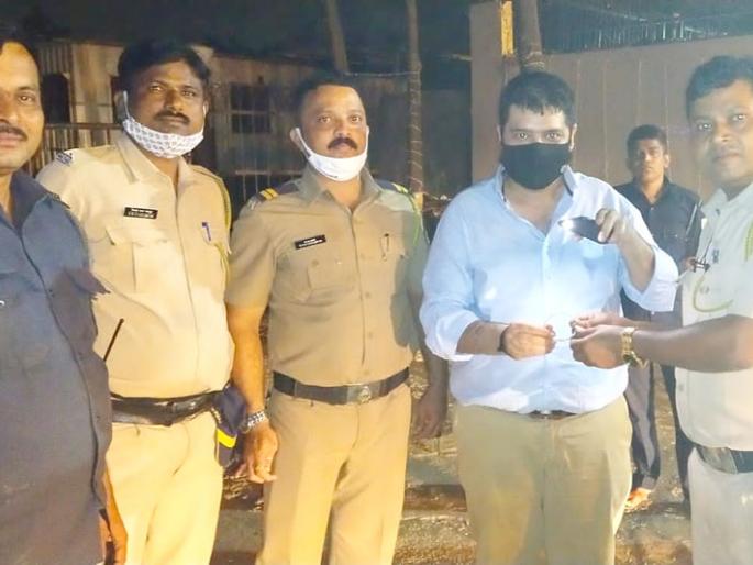Missing 3 lakh 70 thousand jewelery returned | गहाळ झालेले ३ लाख ७० हजारांचे दागिने केले परत Missing 3 lakh 70 thousand jewelery returned | गहाळ झालेले ३ लाख ७० हजारांचे दागिने केले परत